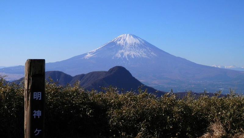 明神ヶ岳より、富士山と金時山を望む