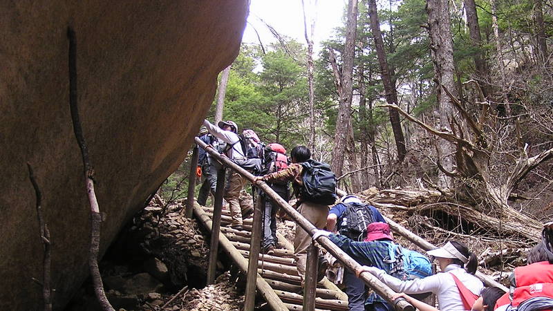 瑞牆山：巨大な桃太郎岩の脇を通過