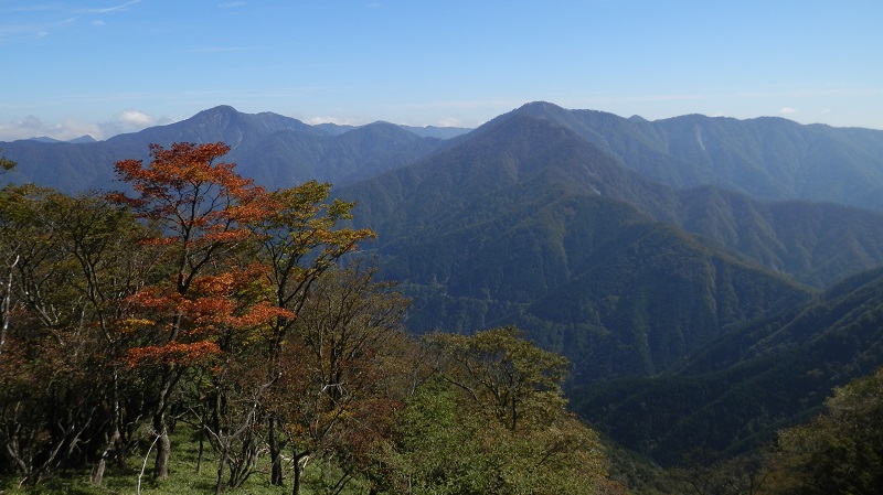 大室山東尾根より望む、蛭ヶ岳と丹沢の山々