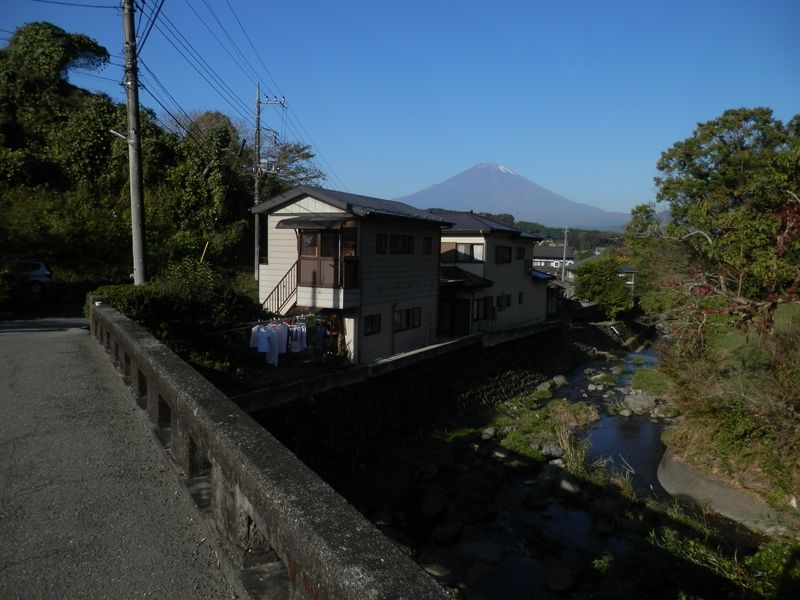 橋の上で振り返れば富士山