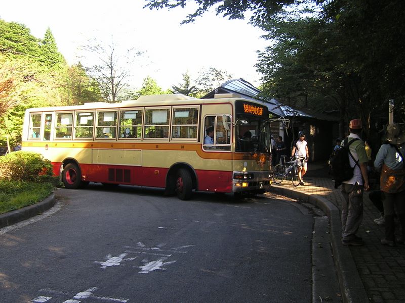 ヨモギ平・三ノ塔 -- 臨時増発バスがヤビツ峠に到着