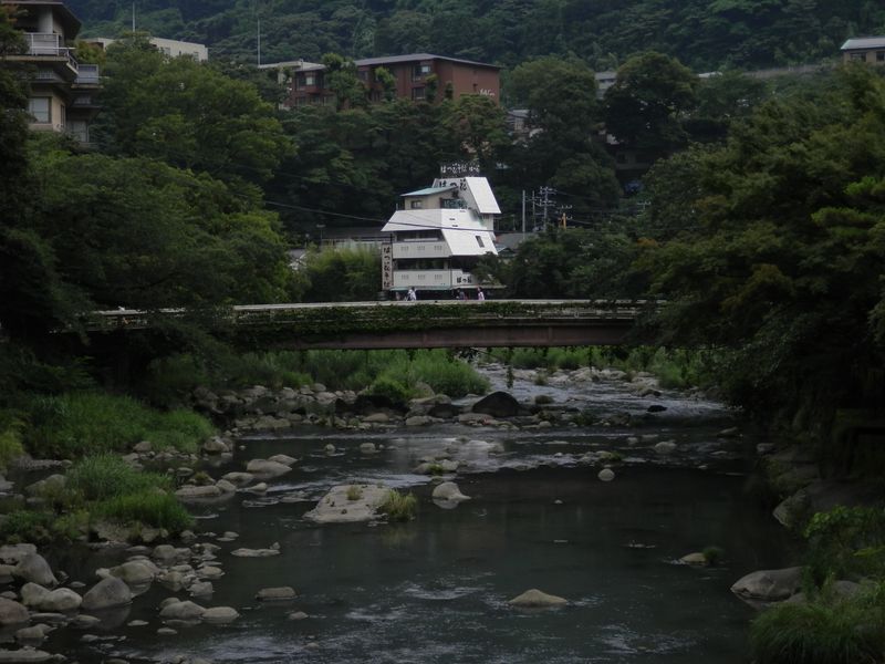 早川に架かる旭橋より、湯本橋を望む