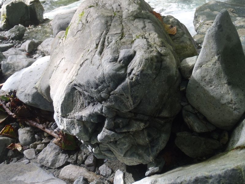鬼の顔みたいな岩