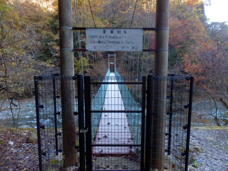 早戸川に架かる吊り橋