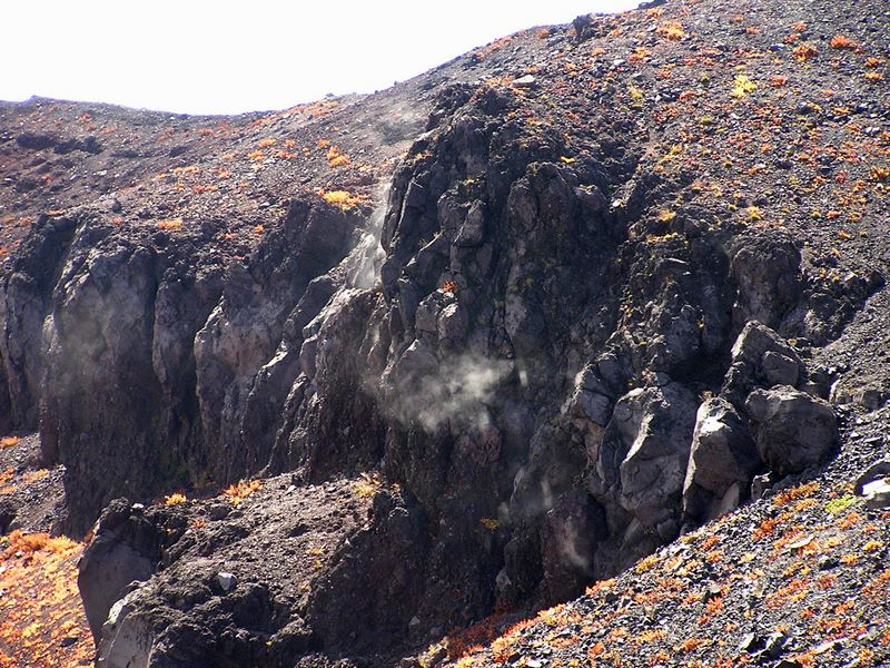 浅間山 -- 岩の隙間から白いガス（水蒸気？）