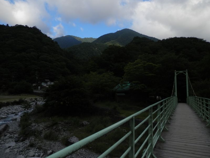 西丹沢自然教室の青い屋根が見える