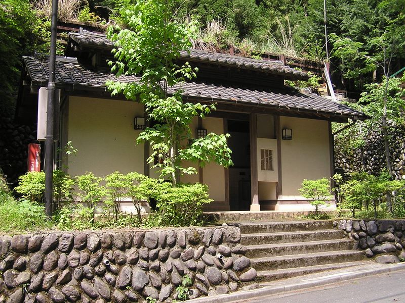 棒ノ折山から岩茸石山 -- 百軒茶屋のトイレ