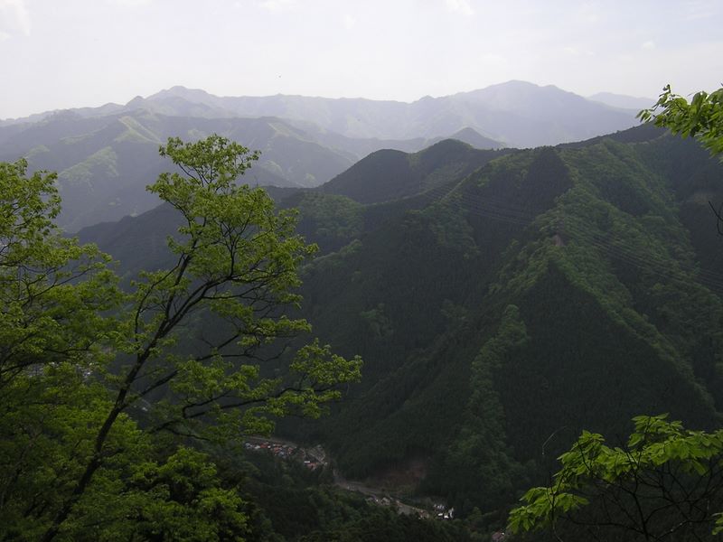 棒ノ折山から岩茸石山 -- 深い谷の下に大丹波の集落が見える