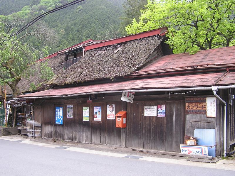 棒ノ折山から岩茸石山 -- 古い看板の残る家に、「復興へ！」のポスターが張ってある