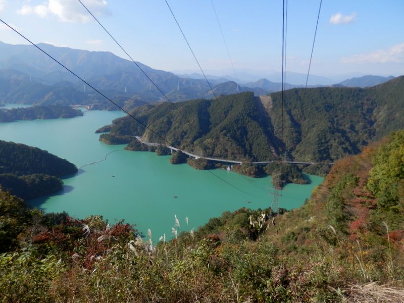 高取山 -- 雄大な送電線を見下ろす休憩所