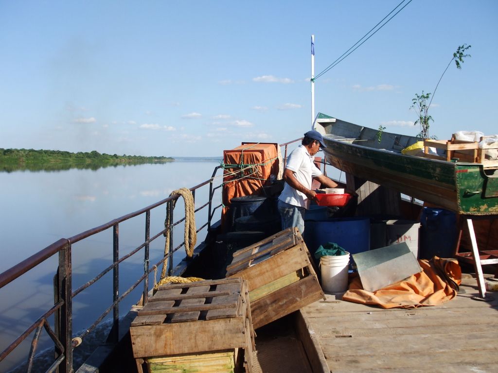 貨客船アキダバンでパラグアイ川を下る