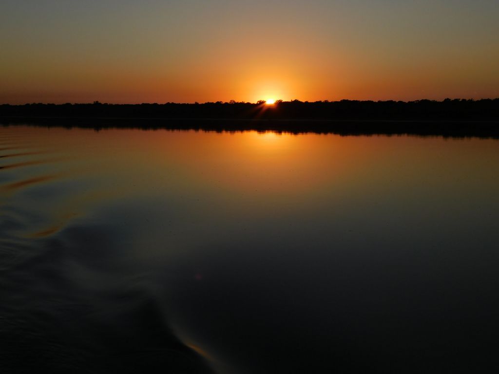 パラグアイ川左岸（東岸）に太陽が出る