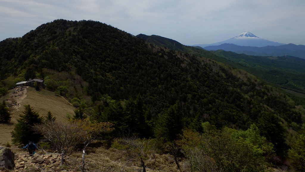 熊沢山（左）の向こうに、小金沢連嶺