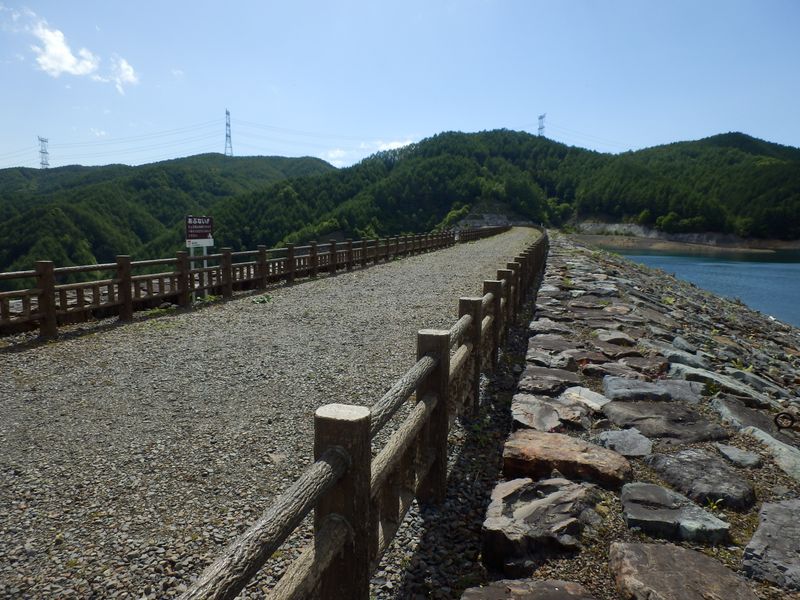 上日川ダムの提頂