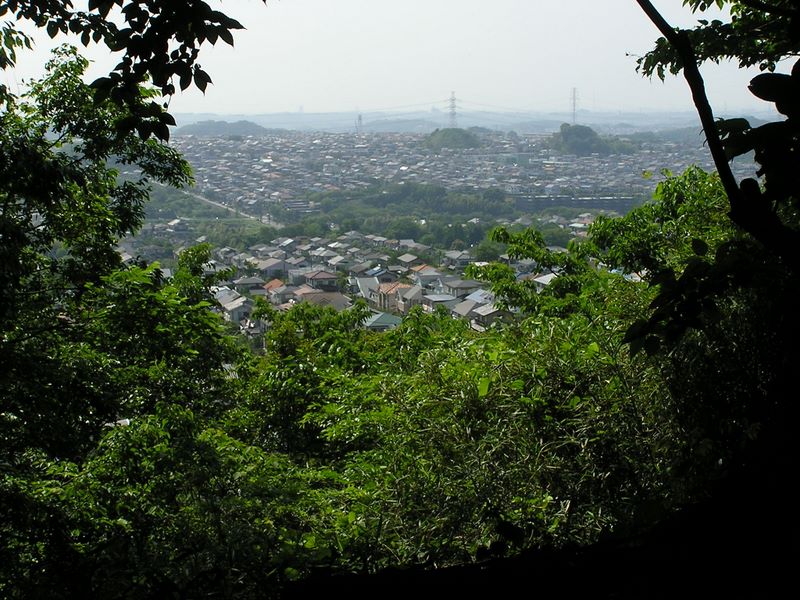 円海山・大丸山 -- 尾根の頂上付近まで住宅地になっている
