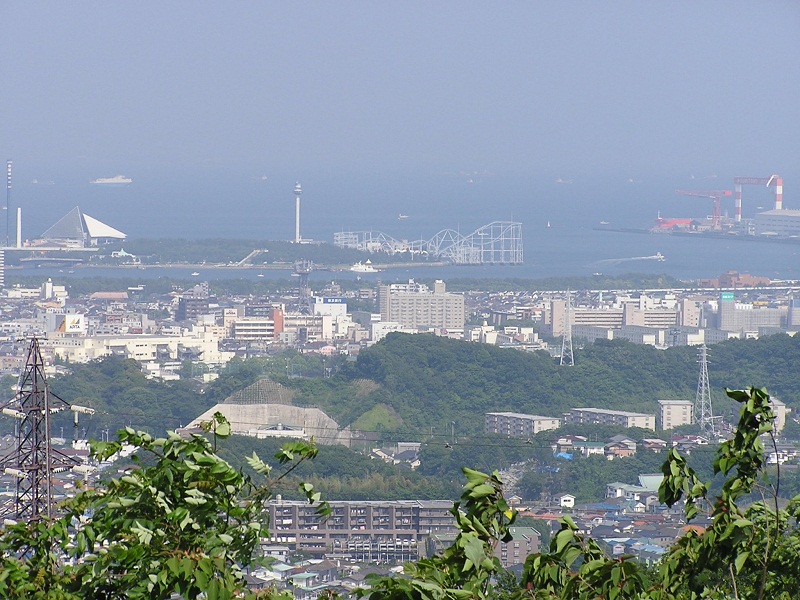 円海山・大丸山 -- 大丸山の頂上から、八景島を望む