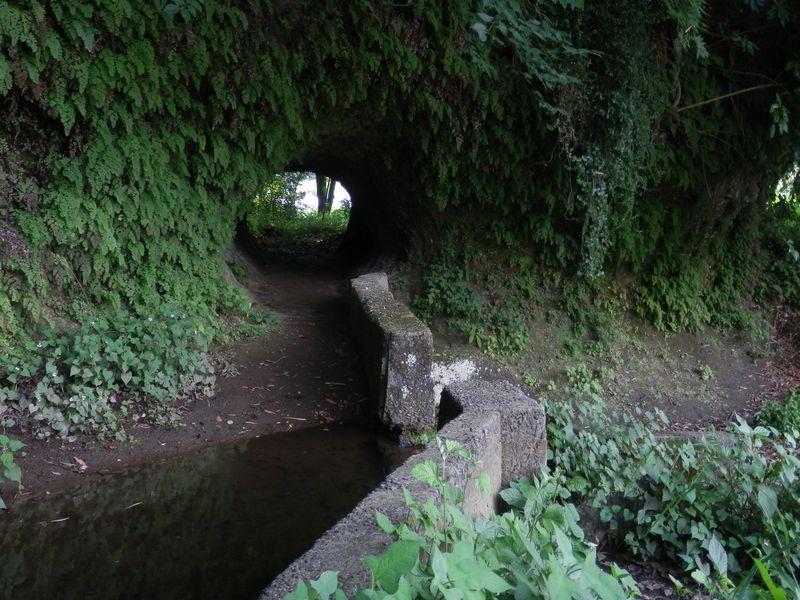 トンネルと堰
