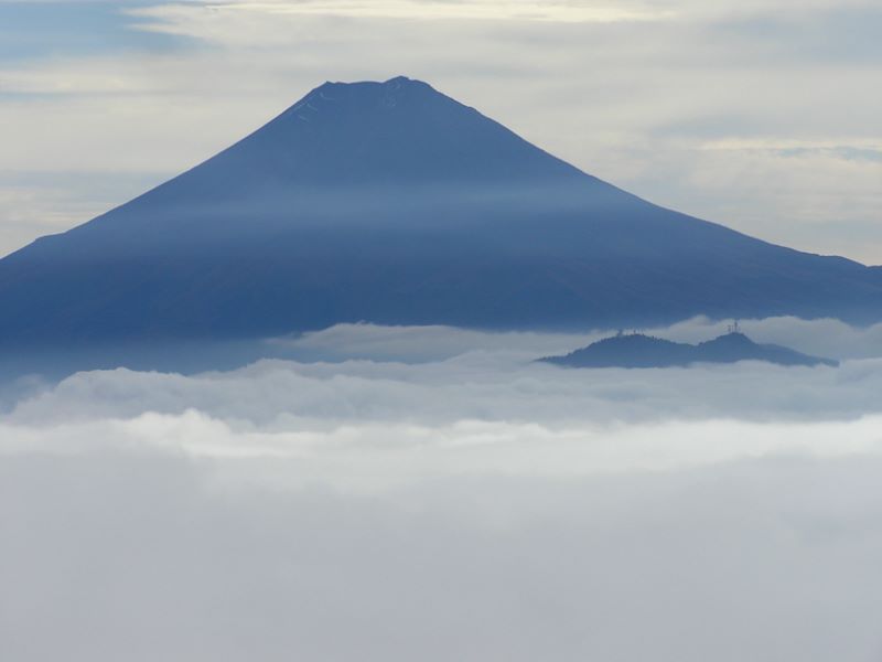展望台からの富士山と三ツ峠山