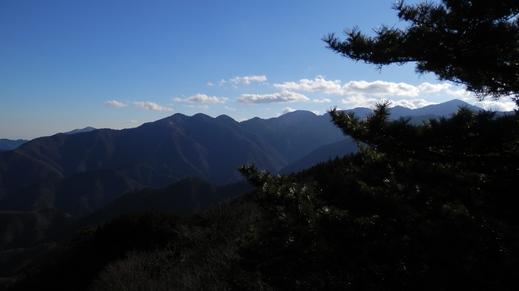 焼山展望台より、蛭ヶ岳から栂立尾根への稜線を望む