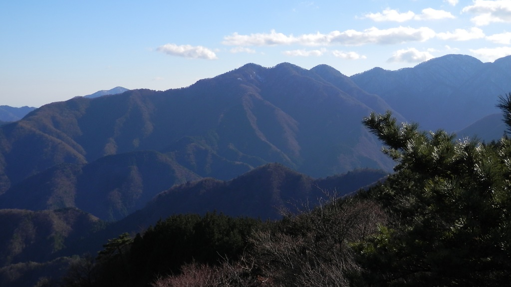 丹沢三峰の手前にガタクリ峰と本日歩いた尾根を望む