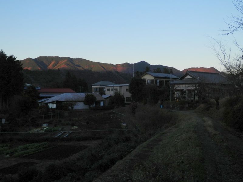 石老山（左）と高塚山