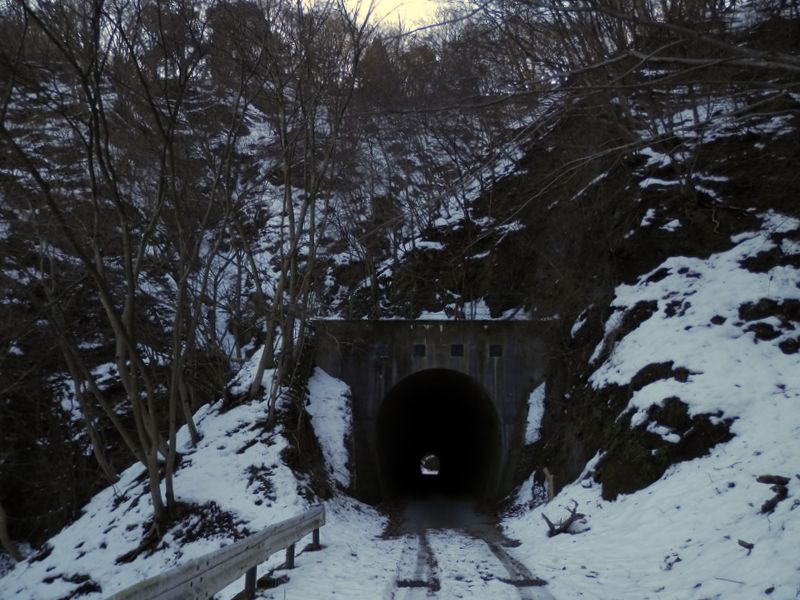 唐沢隧道を抜けて、物見峠を振り返る