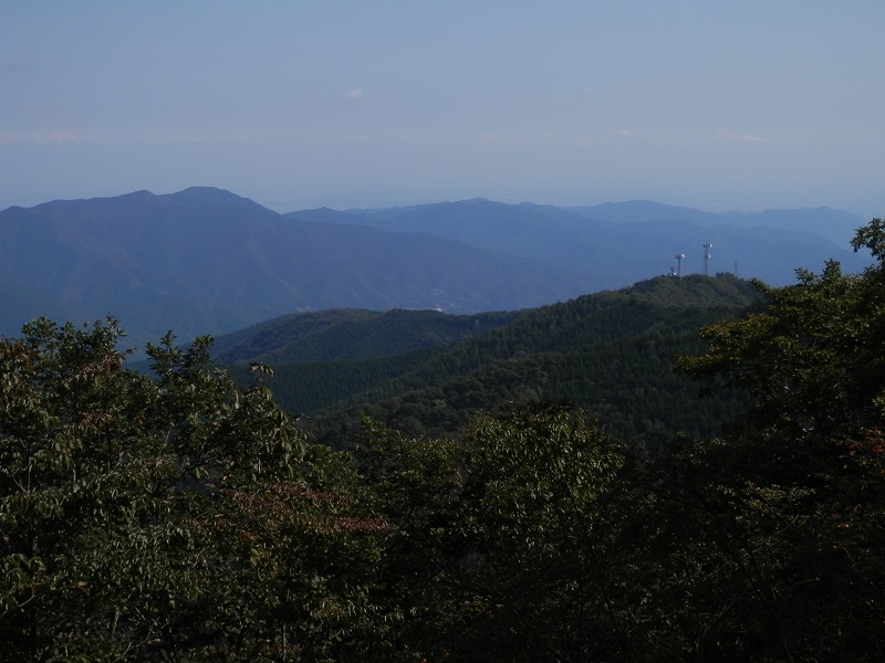 山頂より、生藤山と連行峰、雨降山を望む