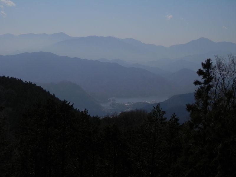 景信山より、丹沢と相模湖を望む
