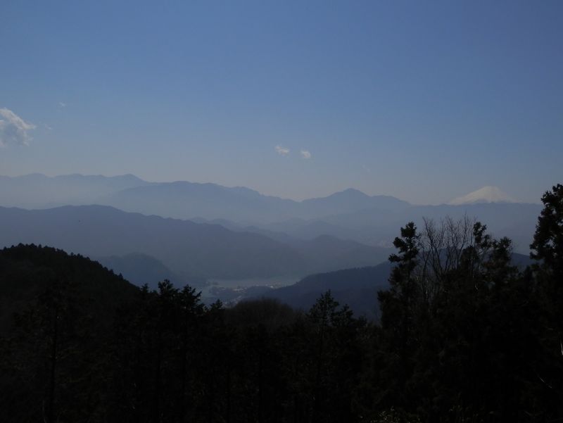 景信山より、富士山、丹沢、相模湖を望む