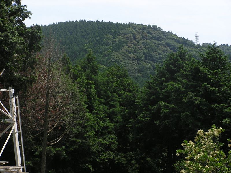 蓑毛・浅間山・聖峰 -- 高取山の上にNHKの中継所が見える