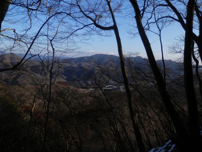 石老山と高塚山を望む