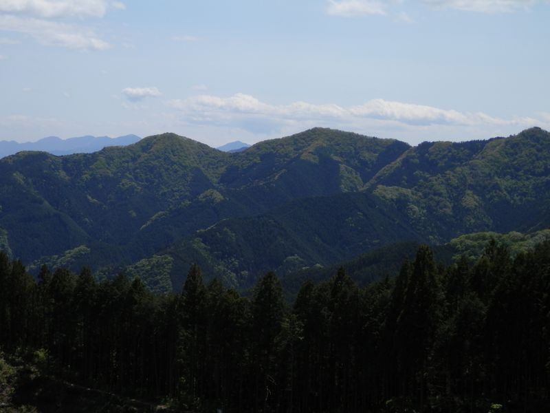 馬頭刈山（左）と鶴脚山（右）の間に、大室山（遠方）