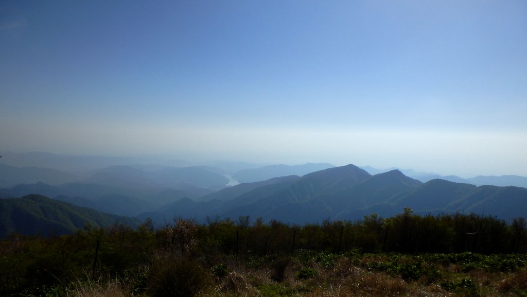 丹沢三峰の先に宮ヶ瀬湖