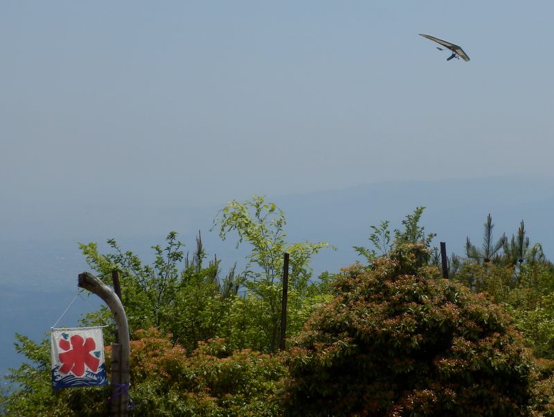 花立山荘の氷旗とハンググライダー