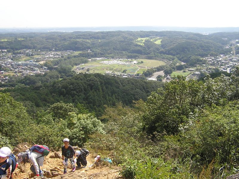 日和田山 -- 男坂を登って金刀比羅神社に到着寸前の小学生たち