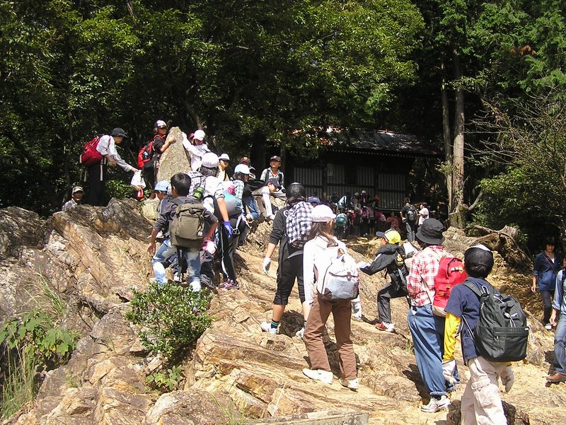 日和田山 -- 金刀比羅神社は格好の休憩ポイント