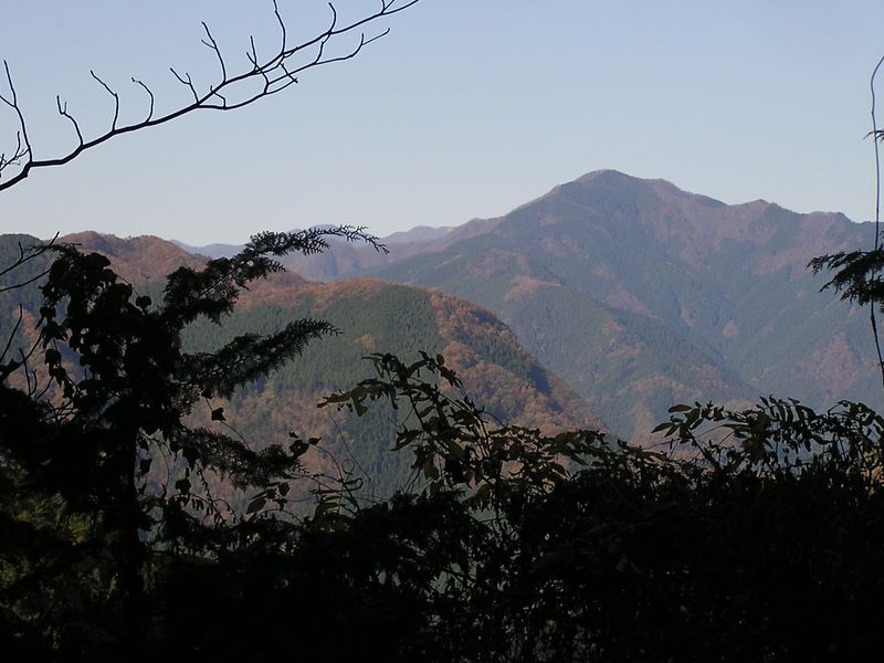 市道山・臼杵山 -- 展望の悪い尾根だが、ようやくここで御前山が見えた