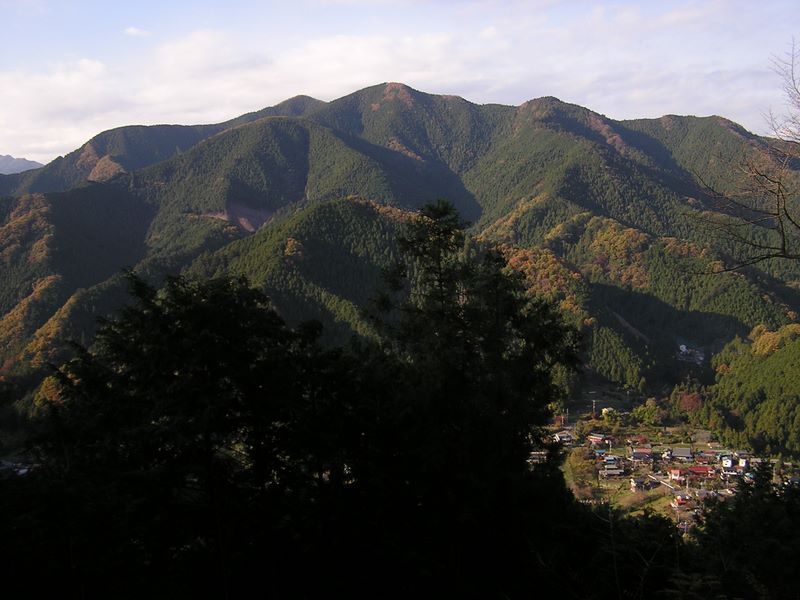 市道山・臼杵山 -- 荷田子峠より、馬頭刈山を望む