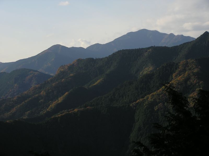 市道山・臼杵山 -- 荷田子峠より、御前山を望む