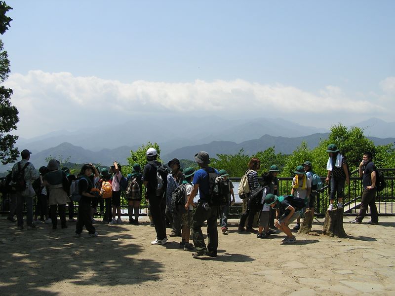 高尾山・稲荷山コース -- 富士山は雲に隠れて