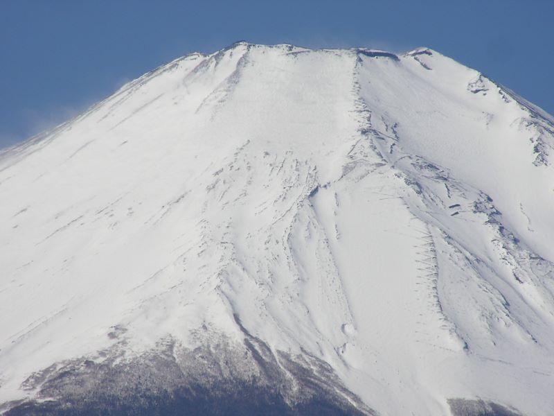 石割山 -- ジグザグの富士山登山路が見えます