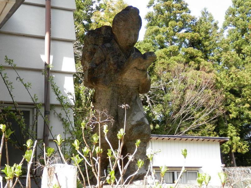 かつての菅井小学校では、今も二宮金次郎の像が勉強中