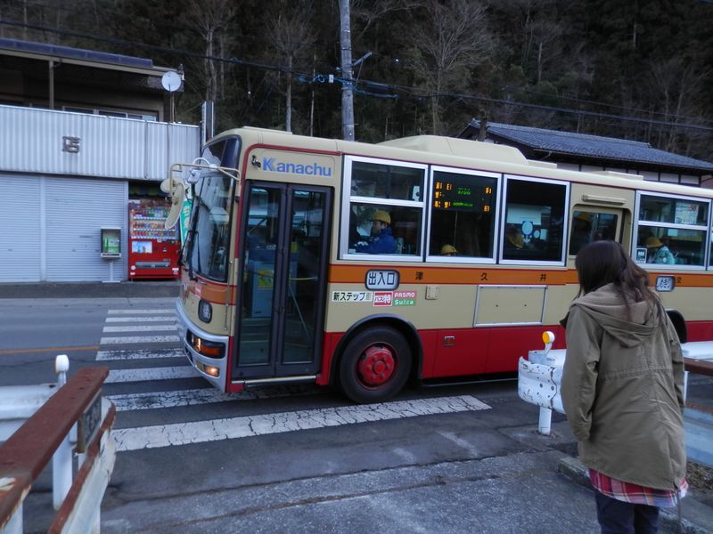 「陣馬登山口」でバスを降りる。