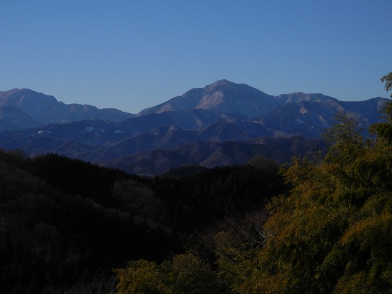 大室山（中央）と檜洞丸（左）