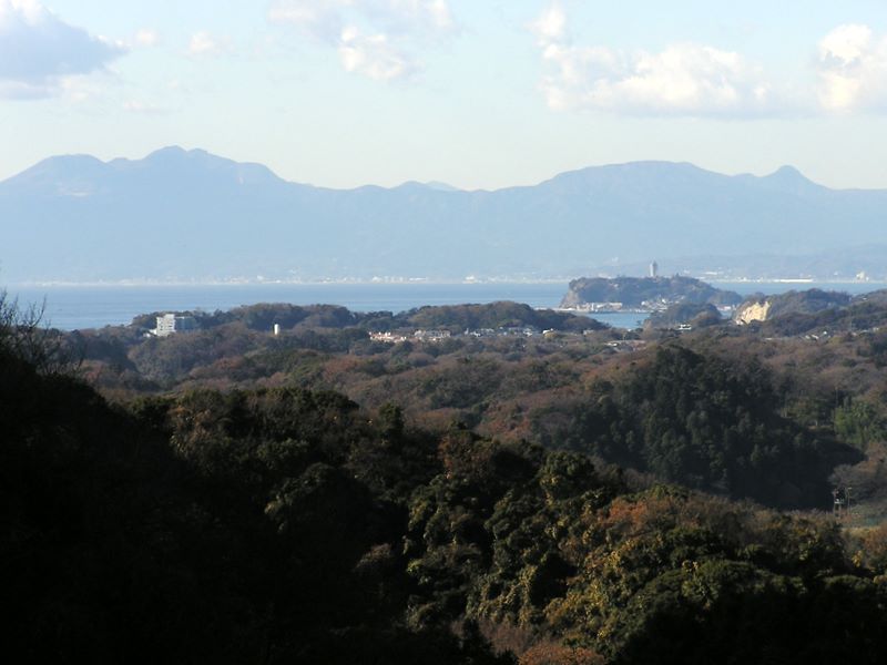 神武寺から鷹取山 -- ハイキングコースより、箱根と相模湾を望む