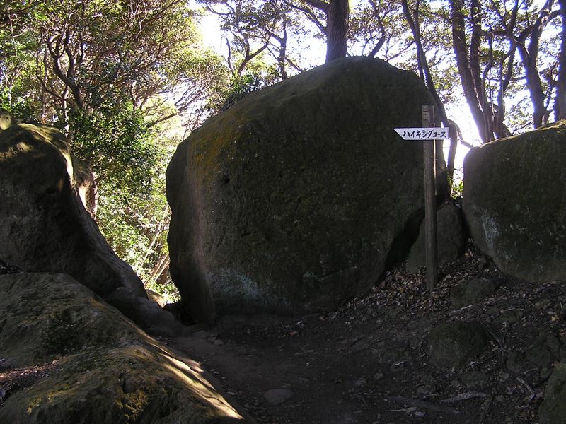 神武寺から鷹取山 -- ハイキングコースは、狭い岩の隙間を通る