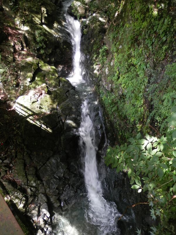 2段15メートルほどの滝
