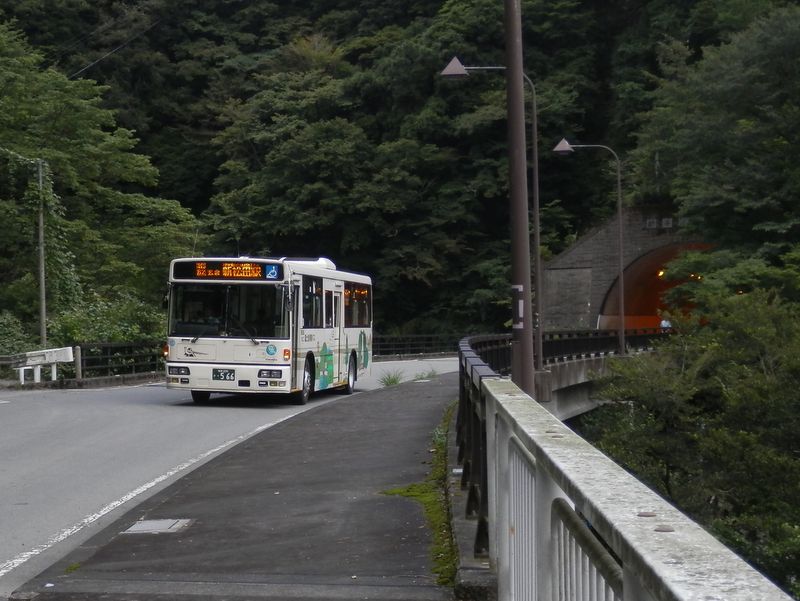 時刻表どおりに新松田駅行きのバスが来た