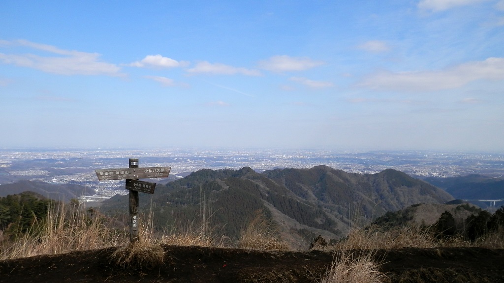 景信山頂より、北高尾山稜と関東平野を望む