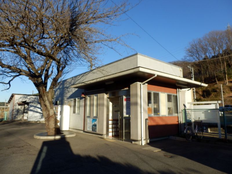 シンプルな駅舎のJR竹沢駅